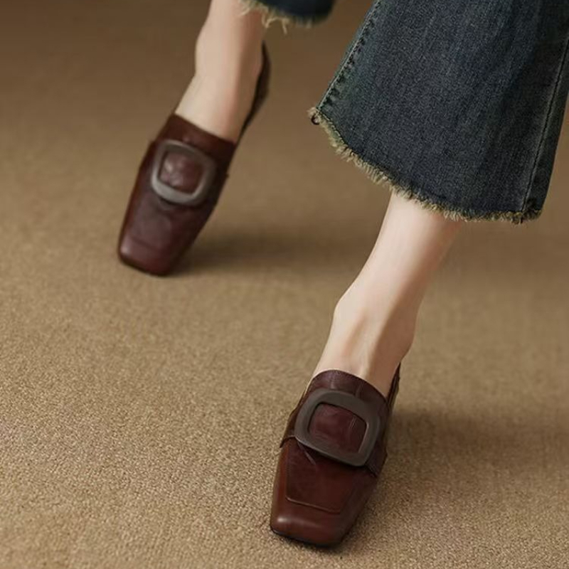 Home Office Makeover - Chaussures pour femmes à boucle carrée